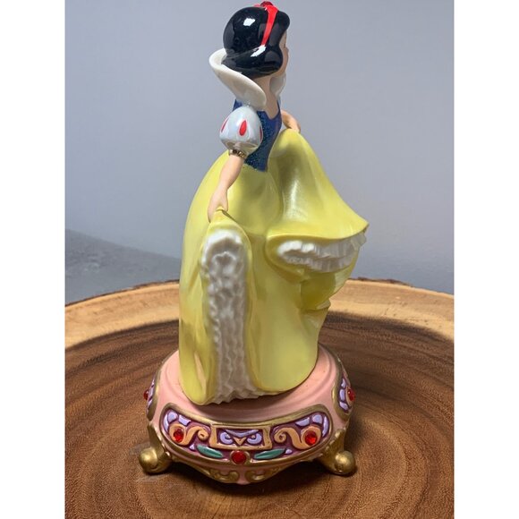 Disney Snow White 7" Jeweled Base Dancing figurine - Porcelain Made In Sir Lanka - Picture 8 of 11